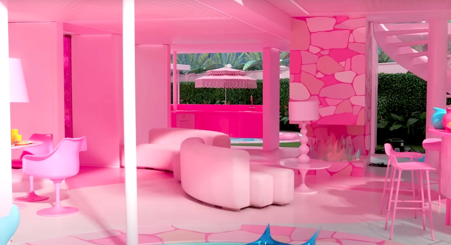 Comedor, salón y bar de la película Barbie, cortesía Warner Bros, via YouTube